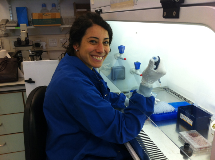 Livia Carvalho researcher at work in the lab